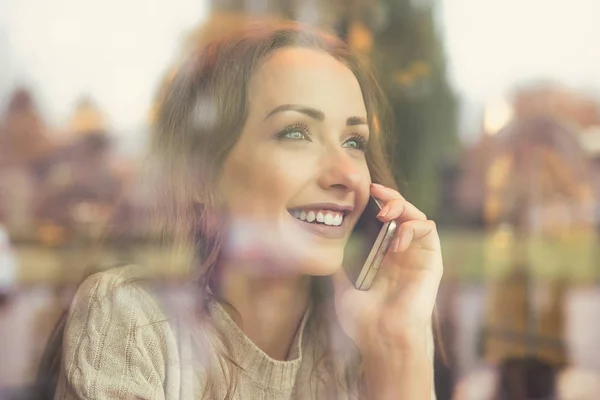 Kahve Dükkanı Telefon Sahip Uzak Gülümseyen Genç Mutlu Kadın Pencereden — Stok fotoğraf