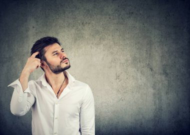 Kafa çizilmemesi ve uzak mindfulness gri arka plan üzerinde seyir beyaz gömlekli sakallı yakışıklı