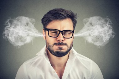 Kızgın genç adam closeup portresi, kulaklarından buhar üfleme gri arka plan izole. Negatif insan duyguları yüz ifadesi duygular