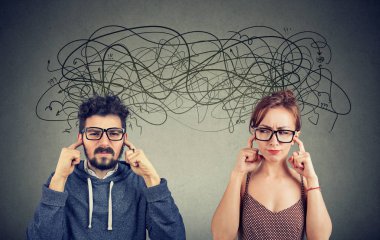 Kızgın memnun kaç kadın ve erkek birbirlerini pek çok olumsuz düşünceler ile alışverişi dinlemiyor görmezden