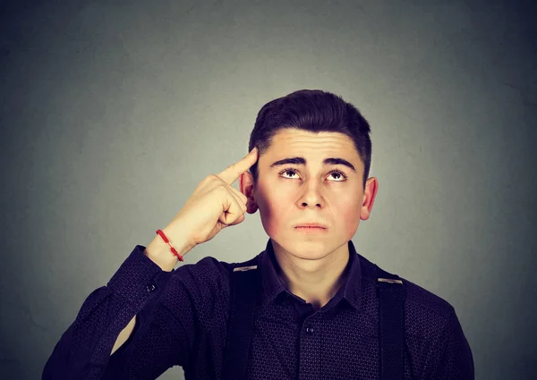 Młody Człowiek Poważny Drapanie Głowy Patrząc Kontemplacji Dokonywanie Wyboru Lub — Zdjęcie stockowe