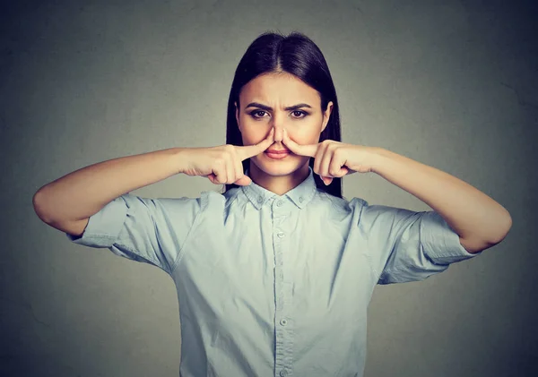 Frau Kneift Nase Mit Fingern Sieht Mit Ekel Etwas Stinkt — Stockfoto