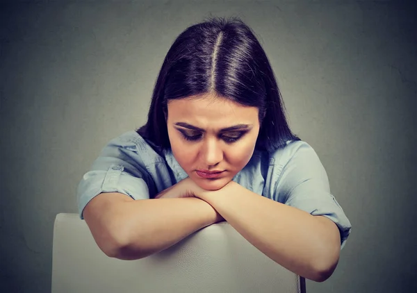 Jonge Brunette Vrouw Blauw Shirt Leunend Stoel Depressie Zoek Boos — Stockfoto