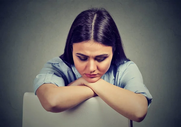 Jovem Morena Camisa Azul Encostada Cadeira Depressão Olhando Chateado Fundo — Fotografia de Stock