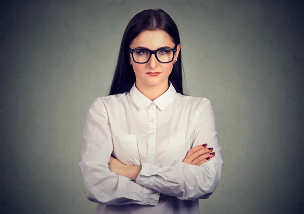 Giovane Bruna Camicia Bianca Occhiali Con Braccia Incrociate Guardando Rigorosamente — Foto Stock