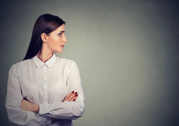 Jonge Brunette Wit Overhemd Houden Van Armen Gekruist Weg Grijze — Stockfoto