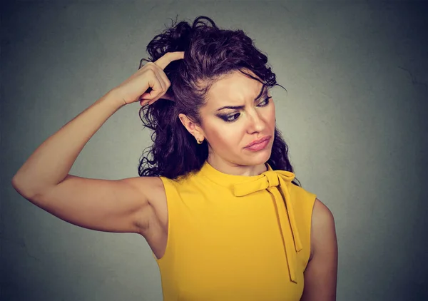 Jovem Mulher Morena Perplexa Vestido Amarelo Coçando Cabeça Perplexidade Olhando — Fotografia de Stock