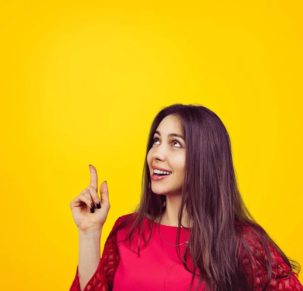 Bonita Morena Camisa Roja Apuntando Hacia Arriba Con Dedo Teniendo — Foto de Stock