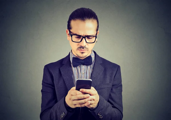 Hombre Triste Preocupado Pensando Qué Responder Mensaje Texto Recibido Teléfono — Foto de Stock