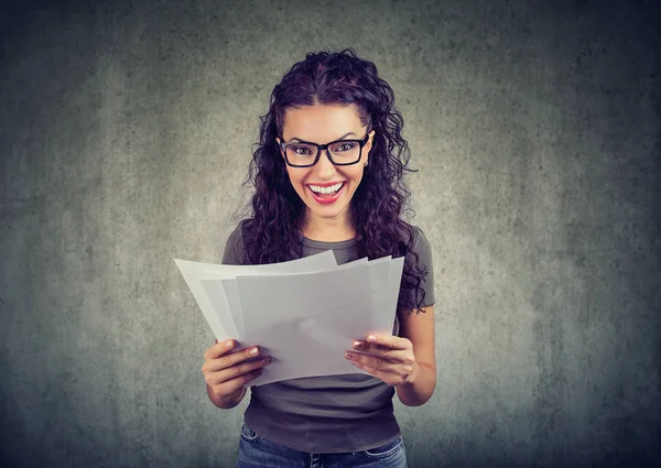 Joven Alegre Gafas Sosteniendo Papeles Con Resultados Finales Sonriendo Brillantemente —  Fotos de Stock