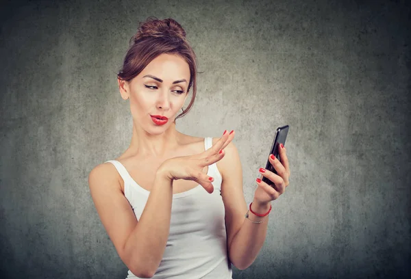 Młoda Kobieta Uroczy Gestykulacji Przy Użyciu Smartfona Manipulowanie Urządzenia Bez — Zdjęcie stockowe