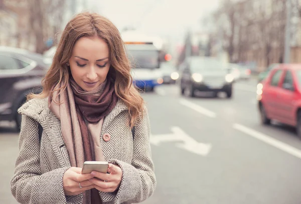 Όμορφη Μελαχρινή Γυναίκα Παλτό Στέκεται Στο Δρόμο Και Σέρφινγκ Smartphone — Φωτογραφία Αρχείου