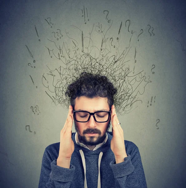 Primer Plano Joven Triste Con Expresión Cara Estresada Preocupado Cerebro — Foto de Stock