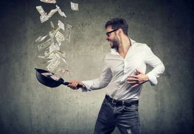 içerik suoper kızartma tavası gri arka plan üzerinde para dolu olan adam heyecanlı 