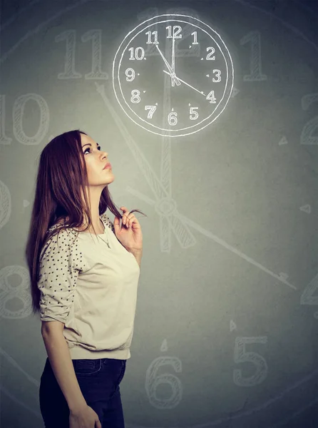 Mujer Casual Joven Mirando Hacia Arriba Pensamientos Reloj Sobre Fondo —  Fotos de Stock