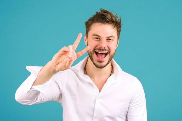 Hombre Confiado Moda Camisa Blanca Mostrando Dos Dedos Cámara Sonriendo —  Fotos de Stock