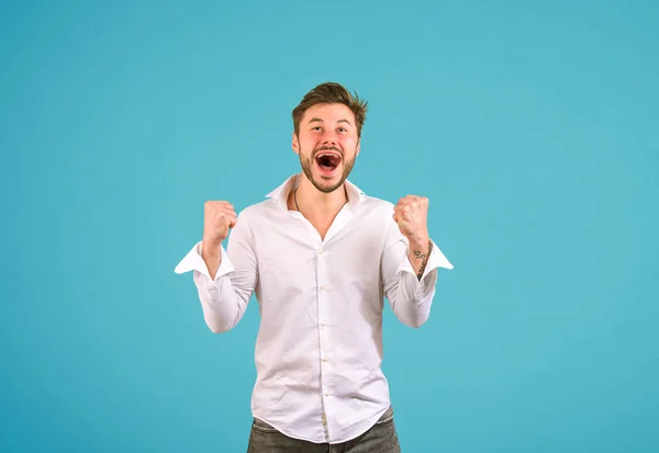 Hombre Guapo Excitado Camisa Blanca Sosteniendo Puños Gritando Felicidad Sobre — Foto de Stock