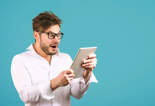 Hombre Joven Gafas Camisa Blanca Mirando Tableta Gran Asombro Sobre — Foto de Stock