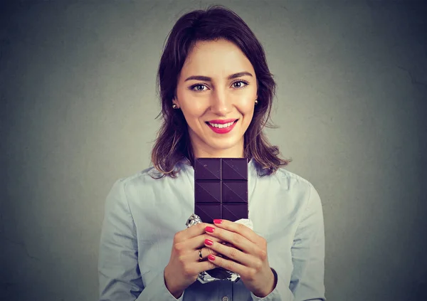 Retrato Uma Jovem Menina Bonita Segurando Uma Barra Chocolate Escuro — Fotografia de Stock