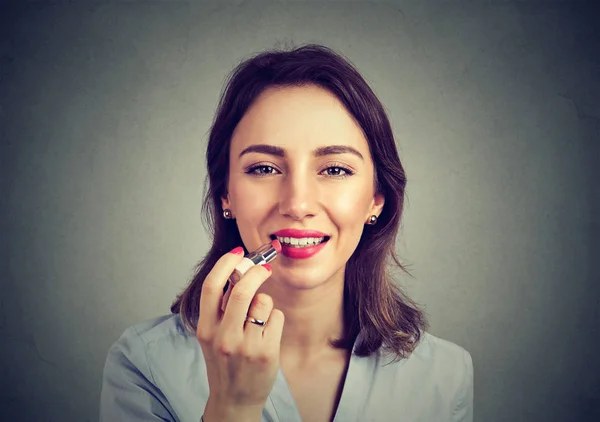 Retrato Cerca Una Mujer Que Pone Lápiz Labial Maquillaje Caucásico —  Fotos de Stock