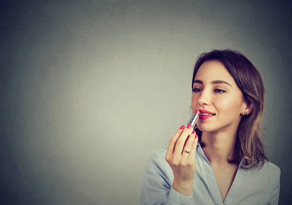 Portrait Rapproché Une Femme Mettant Rouge Lèvres Maquillage Fille Caucasienne — Photo