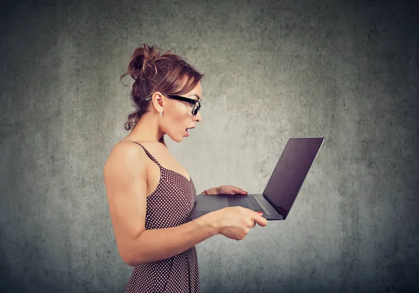 Surprised Young Woman Looking Laptop Computer Screen Misunderstanding Astonishment — Stock Photo, Image