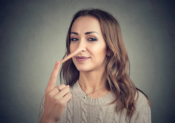 Een Leugenaar Sluwe Vrouw Met Lange Neus — Stockfoto