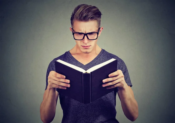 Junger Mann Mit Brille Schaut Verwirrt Während Versucht Intelligentes Buch — Stockfoto