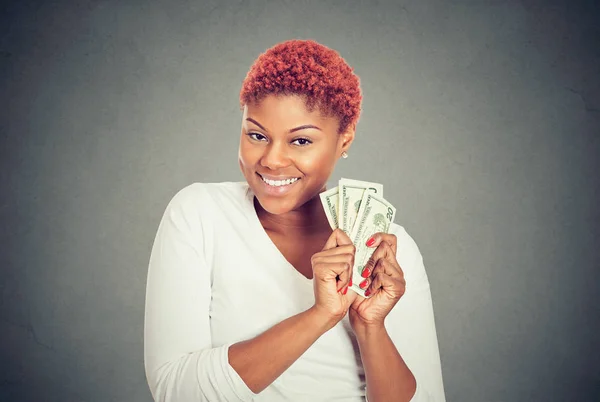 肖像的超级快乐兴奋成功的年轻女子持有金钱美元票据在手 查出的灰色背景 财务奖励概念 — 图库照片