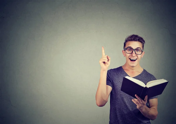 Joven Hombre Inteligente Gafas Sosteniendo Dedo Hacia Arriba Emocionado Con —  Fotos de Stock