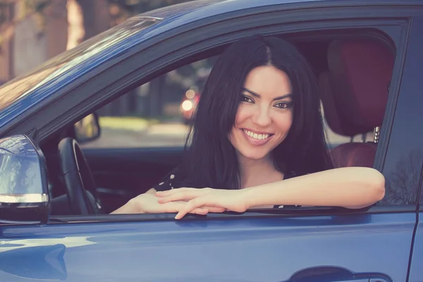 Affascinante Donna Elegante Seduta Una Nuova Auto Moderna Sorridente Alla — Foto Stock