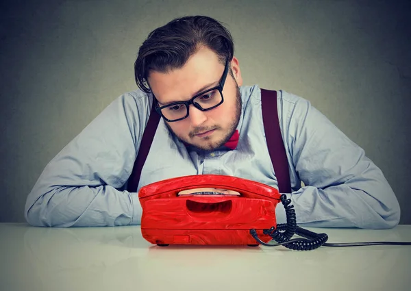 Hombre Desesperado Triste Esperando Que Alguien Llame —  Fotos de Stock