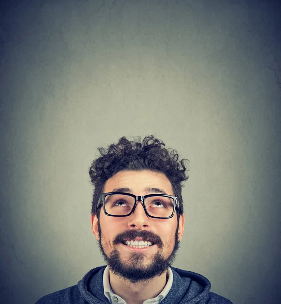 Porträtt Unga Hipster Skägg Man Bär Glasögon Och Letar Upp — Stockfoto