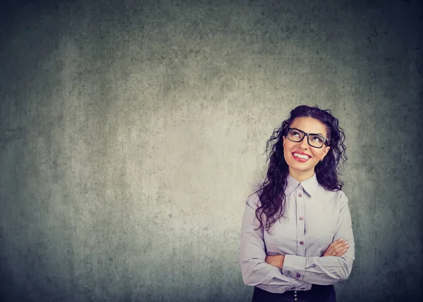 Portret Van Een Jonge Leuke Vrouw Bril Opzoeken Opwinding Denken — Stockfoto