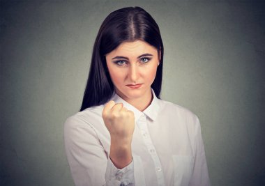 Resmi beyaz gömlek ve gösteren yumruk agresif kameraya giyen genç esmer