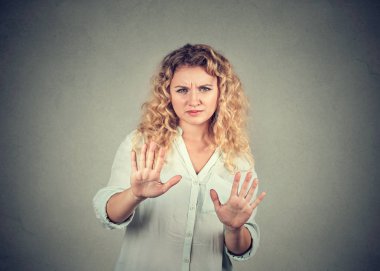 Savunma ve stop jest arıyorum elinde outstretching rahatsız rahatsız kadın kamera iğrenme ile 