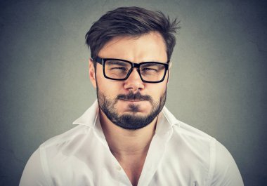 Sakallı adam süper rahatsız arıyorum gözlük ve beyaz gömlekli ve olumsuz kamera portresi