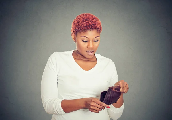 Smutný Chudý Mladá Žena Ukazuje Její Prázdnou Peněženku — Stock fotografie