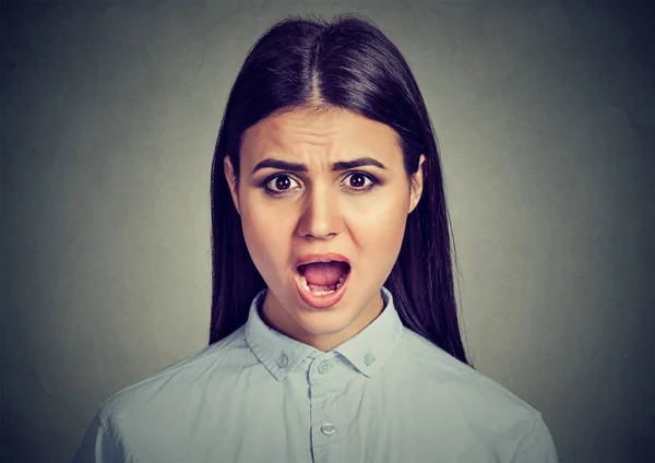 Mujer Morena Enojada Gritando Cámara Sobre Fondo Gris — Foto de Stock