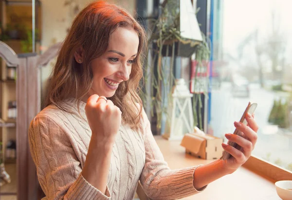 Akıllı Telefonu Kafede Otururken Izlemek Euphoric Süper Heyecanlı Kadın — Stok fotoğraf
