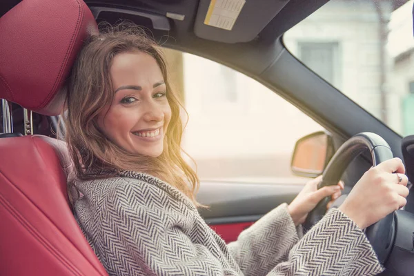 Joven Mujer Sonriente Conduciendo Coche Moderno —  Fotos de Stock