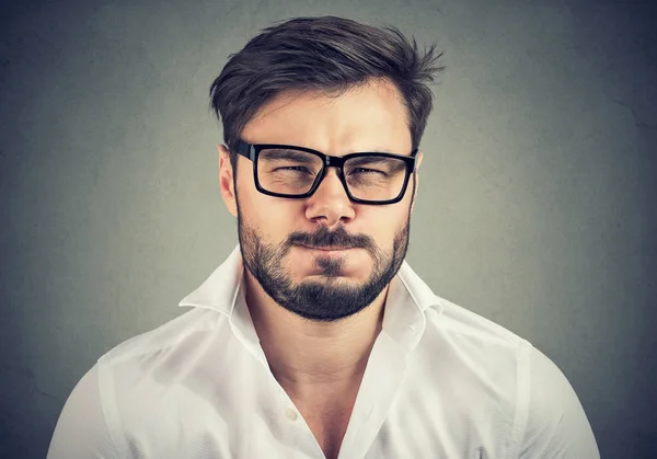 Retrato Homem Barbudo Óculos Camisa Branca Olhando Super Irritado Negativamente — Fotografia de Stock