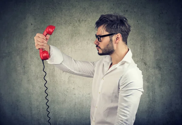 Seitenansicht Des Formalen Mannes Mit Brille Der Hörer Vor Dem — Stockfoto