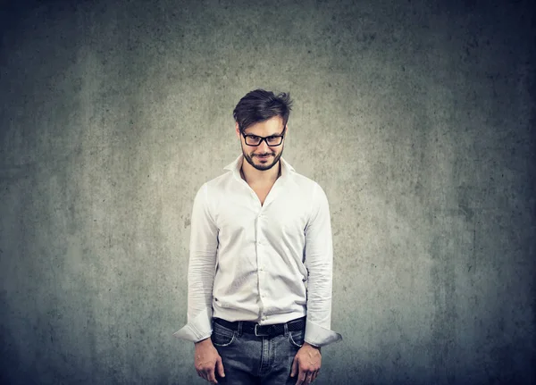 Hombre Barbudo Adulto Gafas Mirando Astutamente Cámara Pie Tímidamente Sobre — Foto de Stock