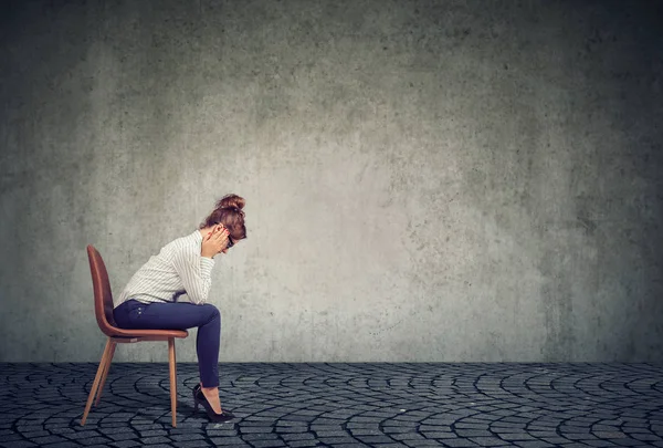 Stres Üzüntü Sorunları Üzerine Eğilerek Sandalye Üzerinde Oturan Resmi Kadın — Stok fotoğraf