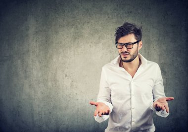 İçinde antipati gri arka plan üzerinde kamera rahatsız arıyorum gözlük ve beyaz gömlekli sakallı adam