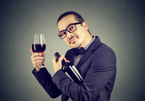 変な男のスーツとメガネがアルコール中毒であって使い捨てからすを保持しているワインのボトルを採用 — ストック写真