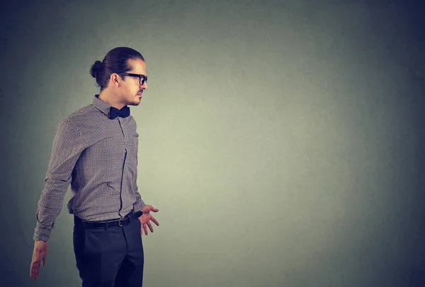 Hombre Frustrado Gafas Mirando Hacia Otro Lado Con Expresión Cara — Foto de Stock