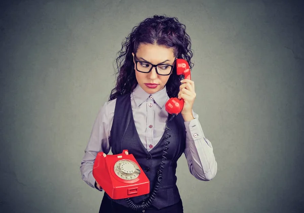 Jonge Vrouw Zoek Verward Twijfelachtig Terwijl Het Spreken Rode Telefoon — Stockfoto