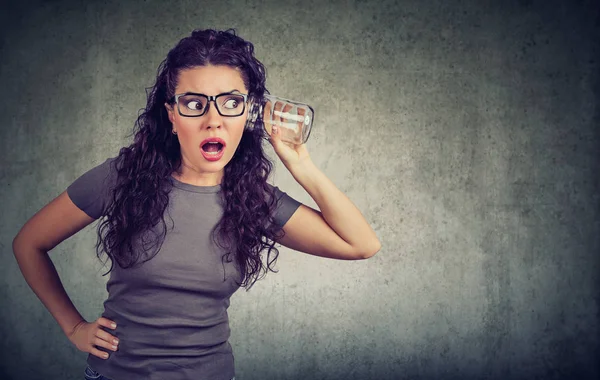 Junge Brünette Gläsern Die Glas Hält Und Klatsch Und Tratsch — Stockfoto